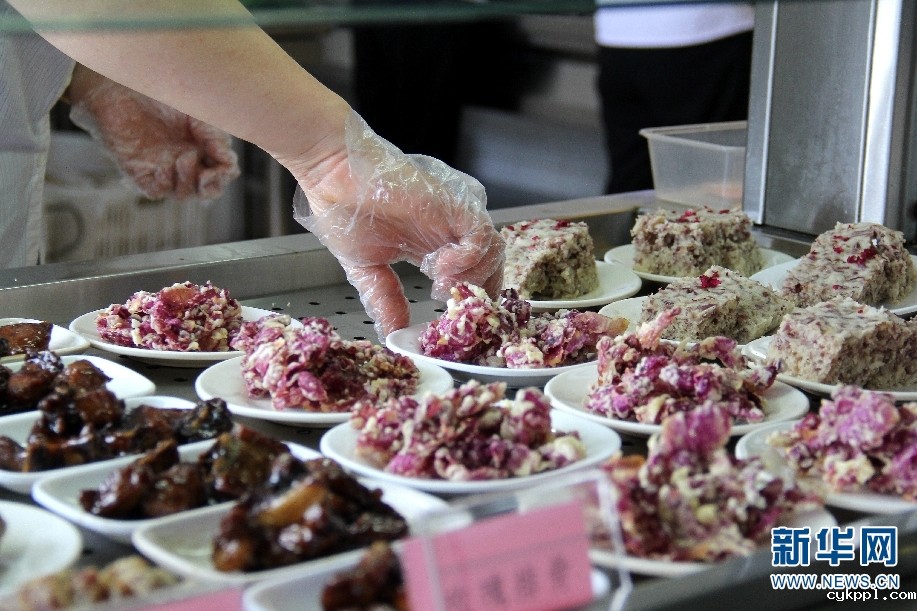 一束玫瑰一桌菜 云南一高校用鲜花做菜成“网红”