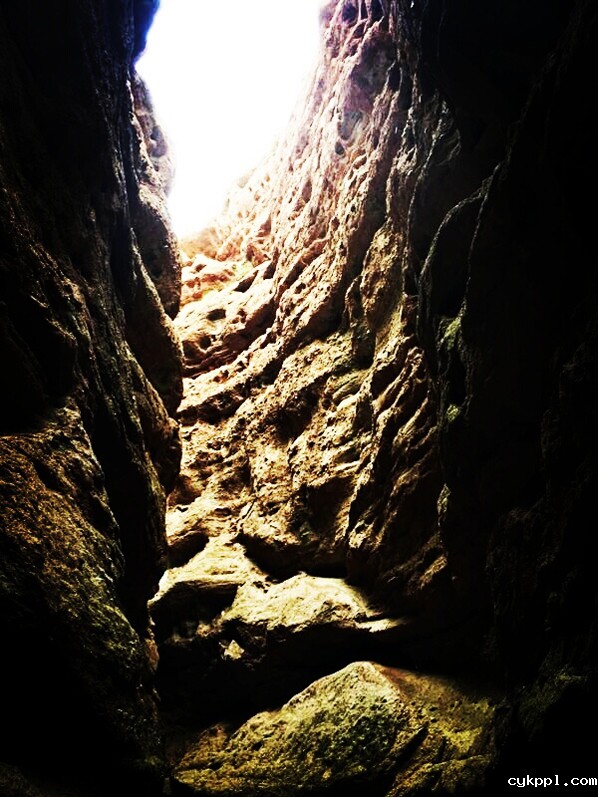 甘肃张掖：平山湖大峡谷成探险旅游的新亮点