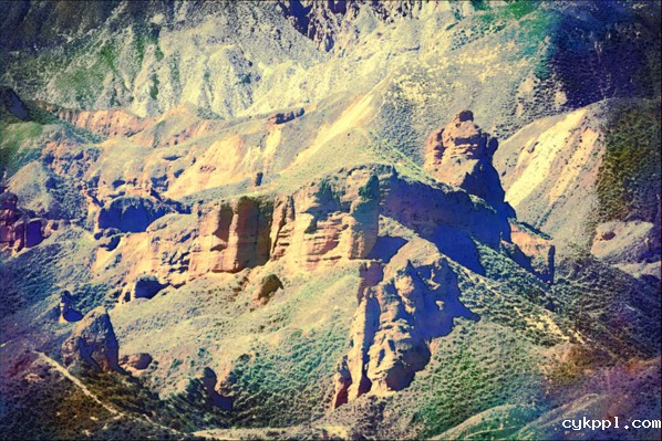 甘肃张掖：平山湖大峡谷成探险旅游的新亮点