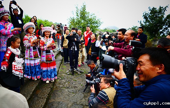 庆祝改革开放40周年 百家媒体聚焦兴文 新闻摄影采访活动启动 庆祝改革开放40周年 百家媒体聚焦兴文 新闻摄影采访活动启动