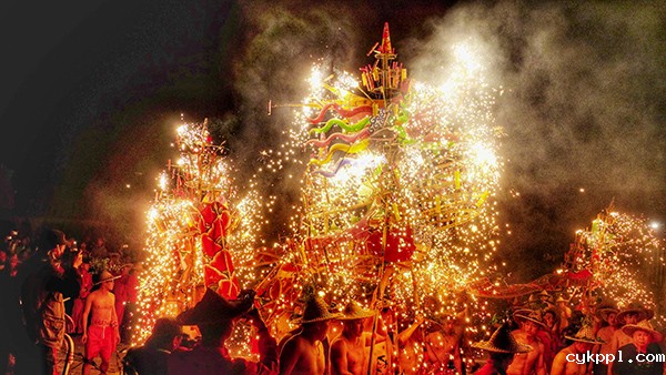 揭阳火龙劲舞闹新春