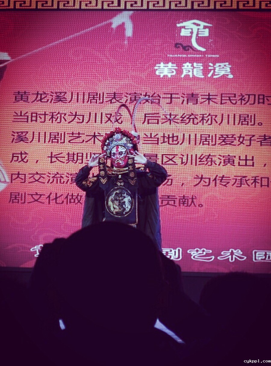 成都黄龙溪古镇的绝活“非遗”川剧表演吸引了众多游客