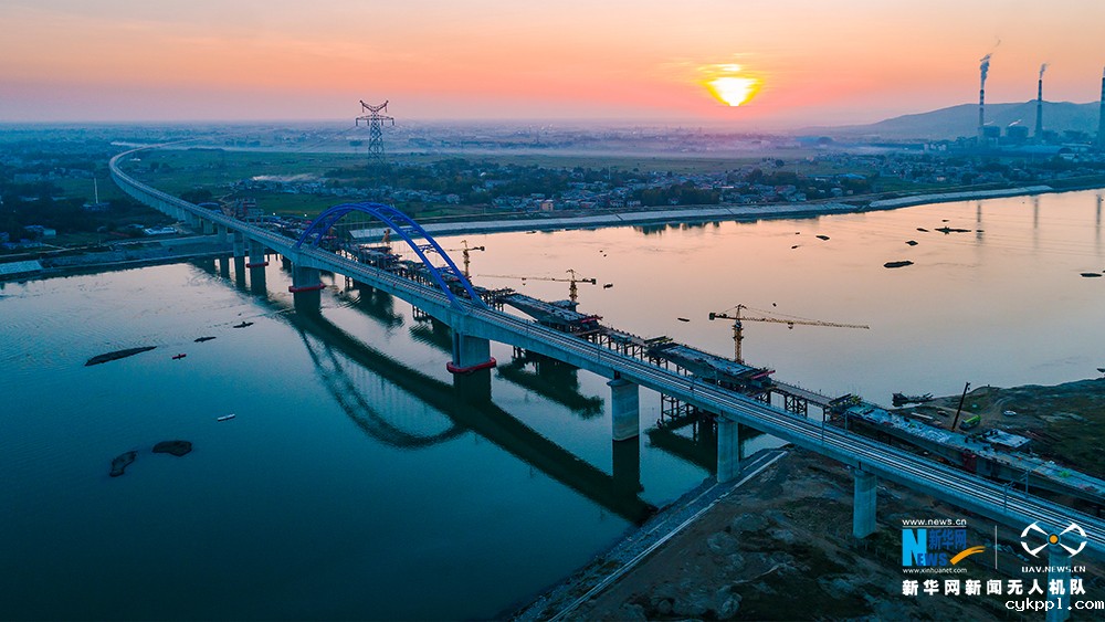航拍记录郑万高铁汉江特大桥建设过程
