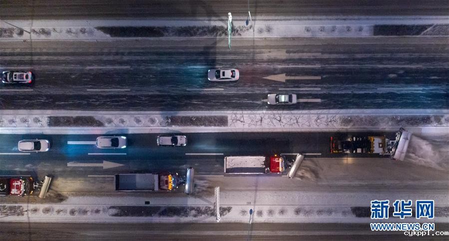 吉林长春:大雪袭城 环卫上阵 (社会)(1)吉林长春:大雪袭城 环卫上阵