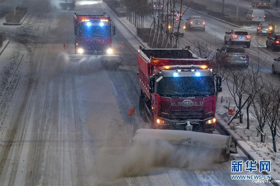 吉林长春:大雪袭城 环卫上阵 (社会)(2)吉林长春:大雪袭城 环卫上阵