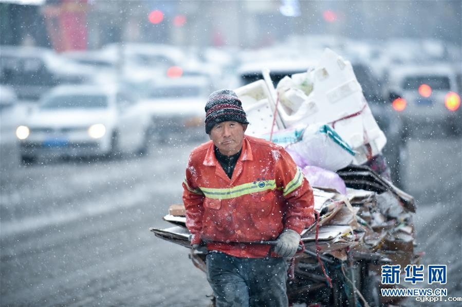 吉林长春:大雪袭城 环卫上阵 (社会)(3)吉林长春:大雪袭城 环卫上阵