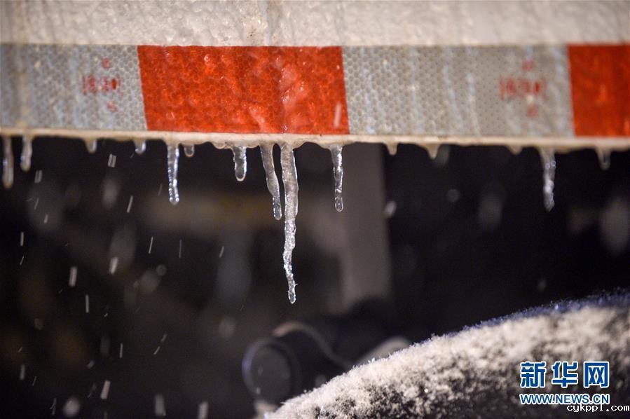 吉林长春:大雪袭城 环卫上阵 (社会)(5)吉林长春:大雪袭城 环卫上阵