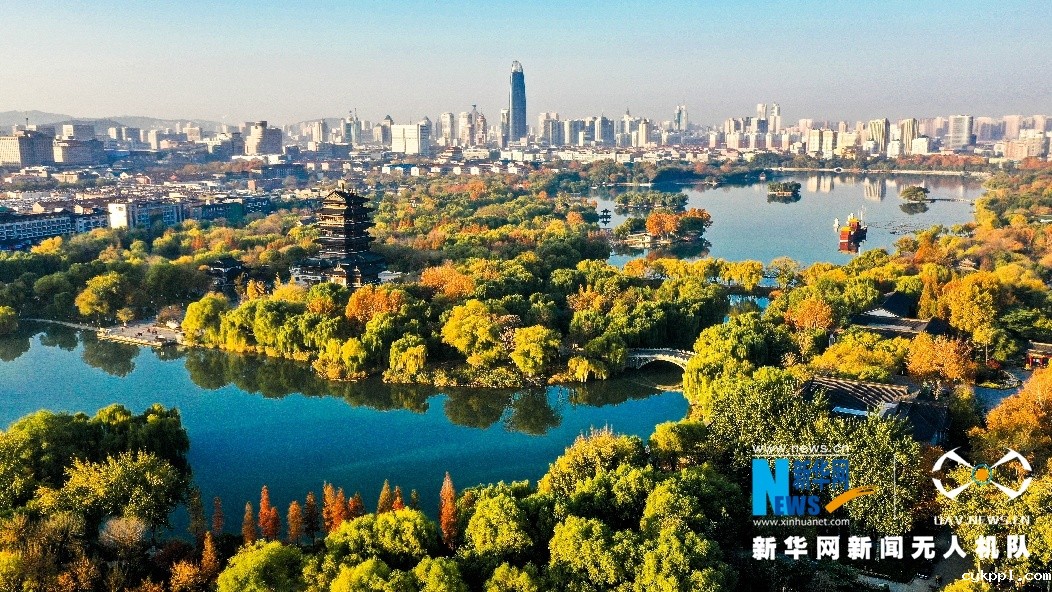 航拍：初冬明湖绚烂如画