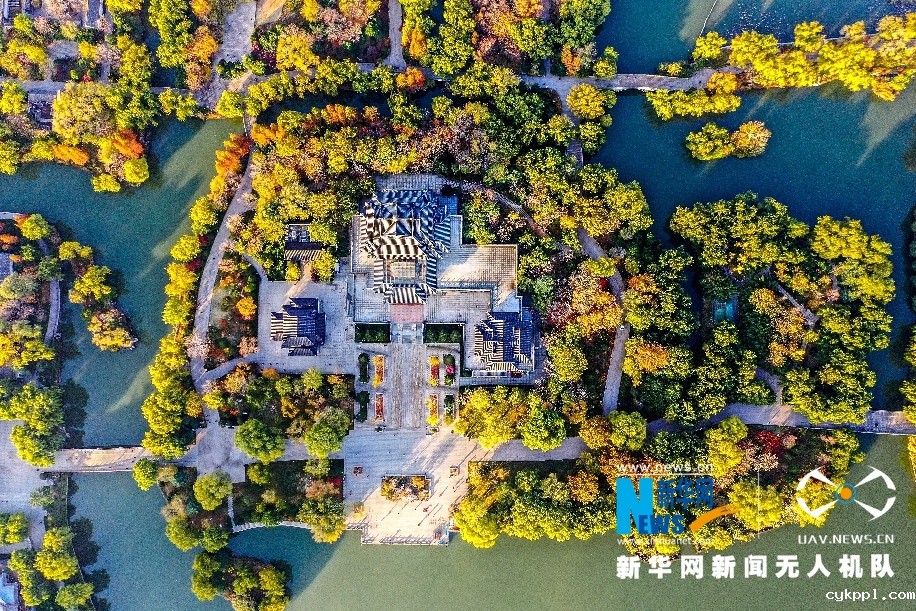 航拍：初冬明湖绚烂如画