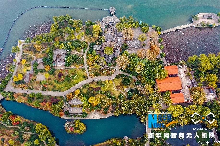 航拍：初冬明湖绚烂如画