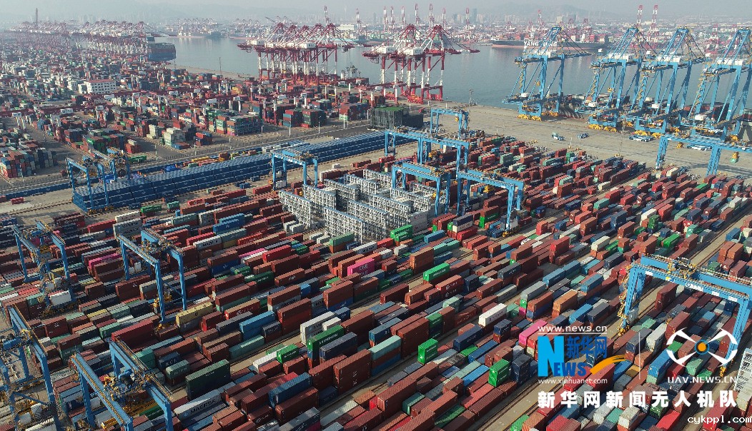 青岛港奏响新年蓝色交响曲