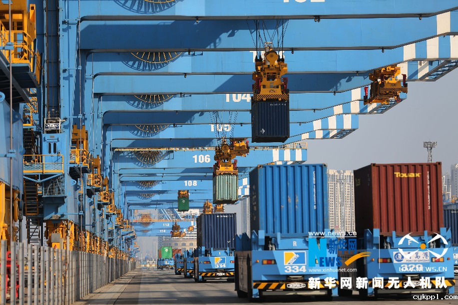 青岛港奏响新年蓝色交响曲