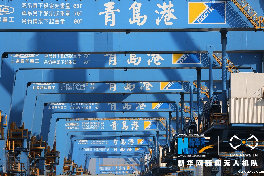 青岛港奏响新年蓝色交响曲