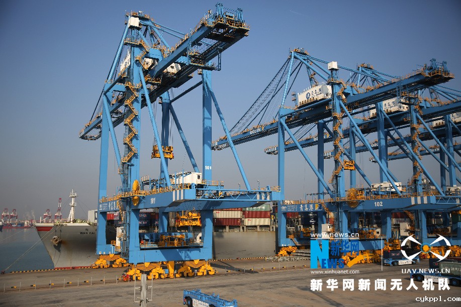 青岛港奏响新年蓝色交响曲