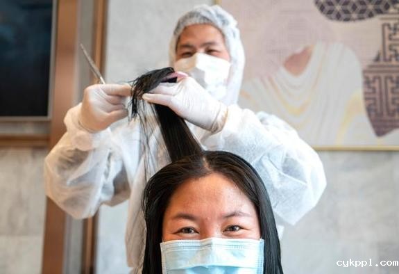 武汉：服务医护 从“头”开始