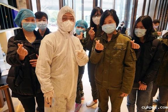 武汉：服务医护 从“头”开始