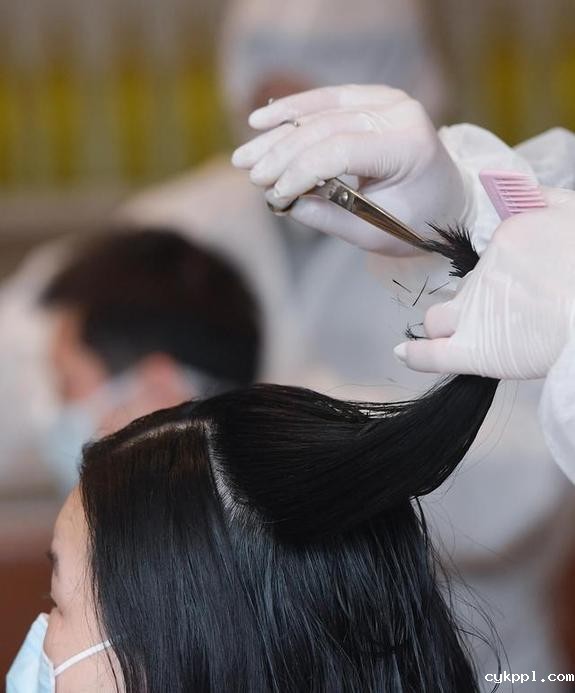 武汉：服务医护 从“头”开始