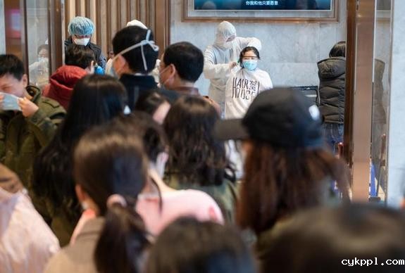 武汉：服务医护 从“头”开始