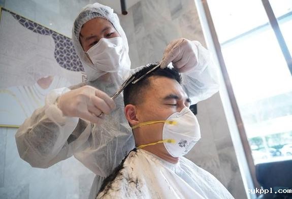 武汉：服务医护 从“头”开始