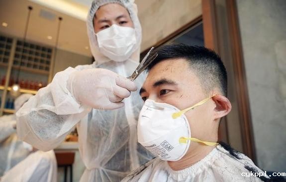 武汉：服务医护 从“头”开始