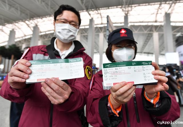 中国赴塞尔维亚抗疫医疗专家组从广州出发