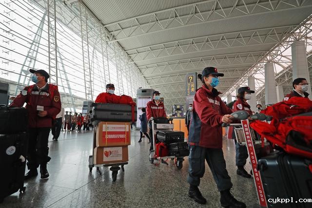 中国赴塞尔维亚抗疫医疗专家组从广州出发