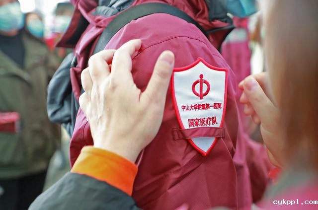 中国赴塞尔维亚抗疫医疗专家组从广州出发