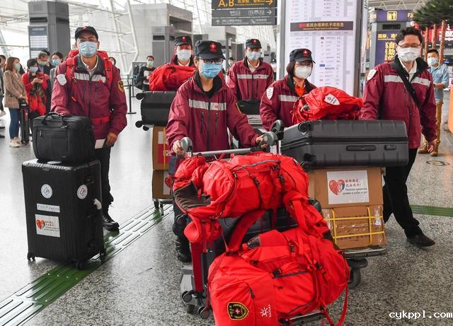 中国赴塞尔维亚抗疫医疗专家组从广州出发