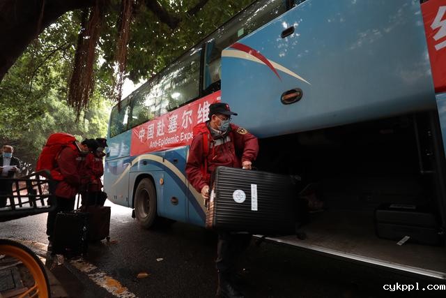 中国赴塞尔维亚抗疫医疗专家组从广州出发