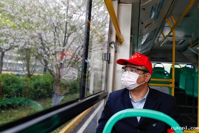 武汉市部分公交车恢复开行