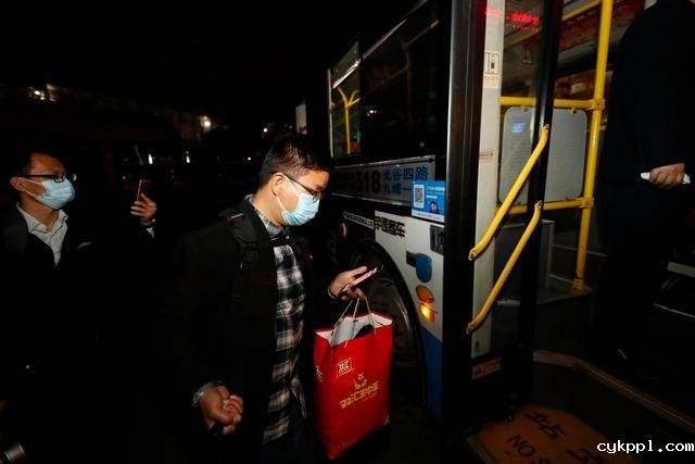 武汉市部分公交车恢复开行