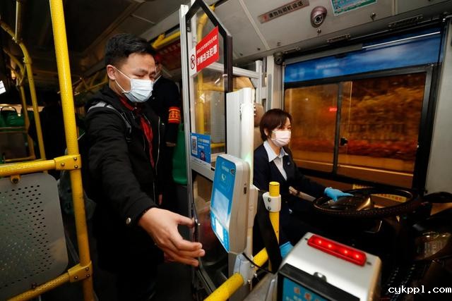 武汉市部分公交车恢复开行