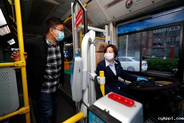 武汉市部分公交车恢复开行