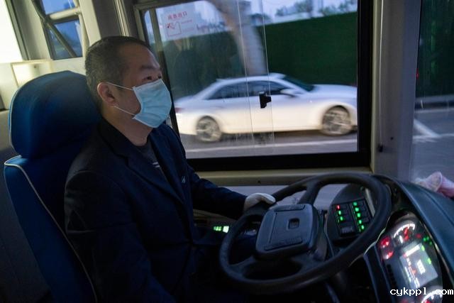 武汉市部分公交车恢复开行