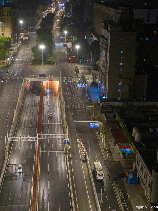 武汉市部分公交车恢复开行