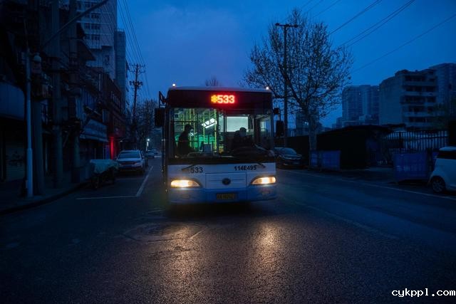 武汉市部分公交车恢复开行