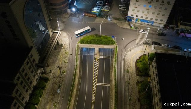 武汉市部分公交车恢复开行