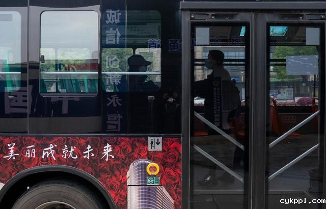 武汉市部分公交车恢复开行