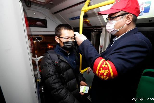 武汉市部分公交车恢复开行