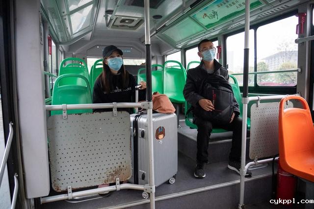 武汉市部分公交车恢复开行