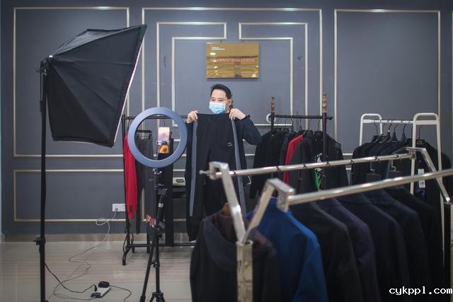 武汉首个大型商贸综合市场恢复运行