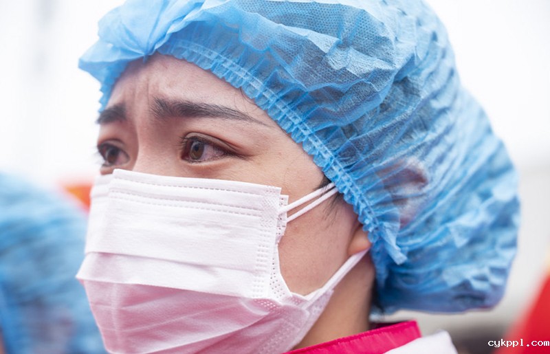 武汉雷神山医院送别千余名医护人员