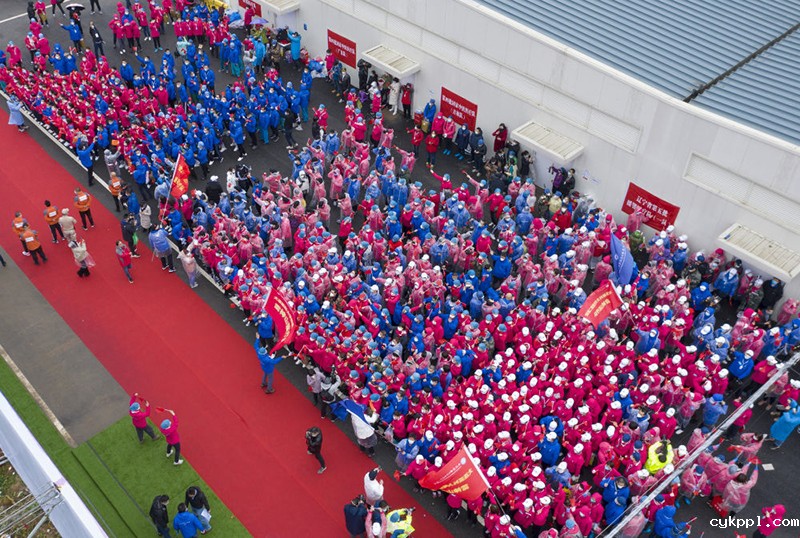 武汉雷神山医院送别千余名医护人员