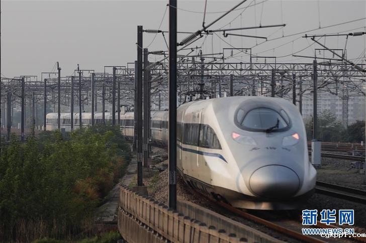 武汉开出“解封”后开往湖北省外的首趟始发列车