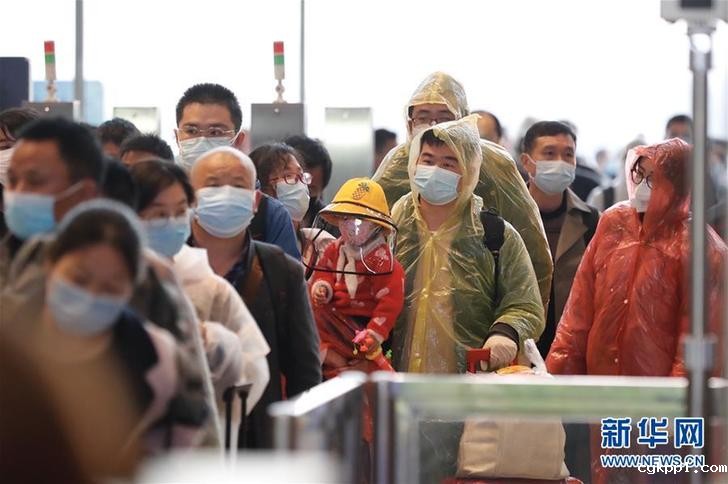 武汉开出“解封”后开往湖北省外的首趟始发列车