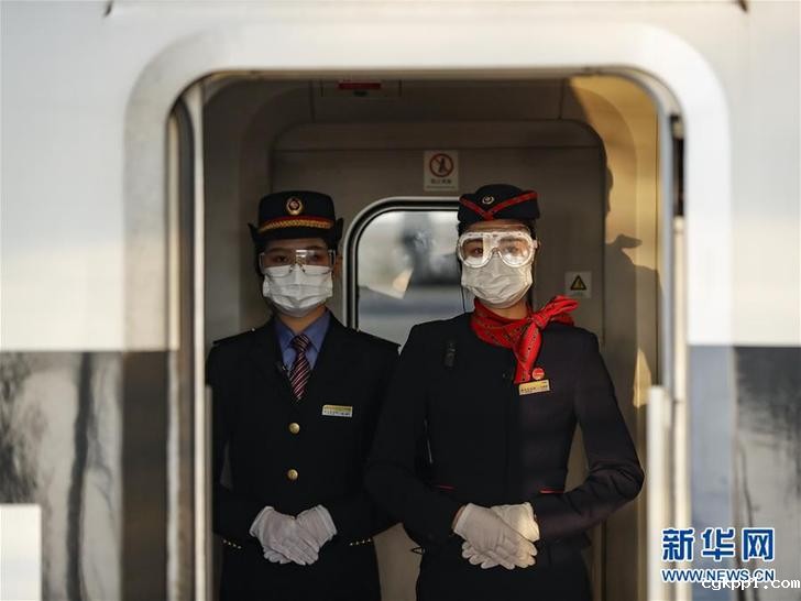 武汉开出“解封”后开往湖北省外的首趟始发列车