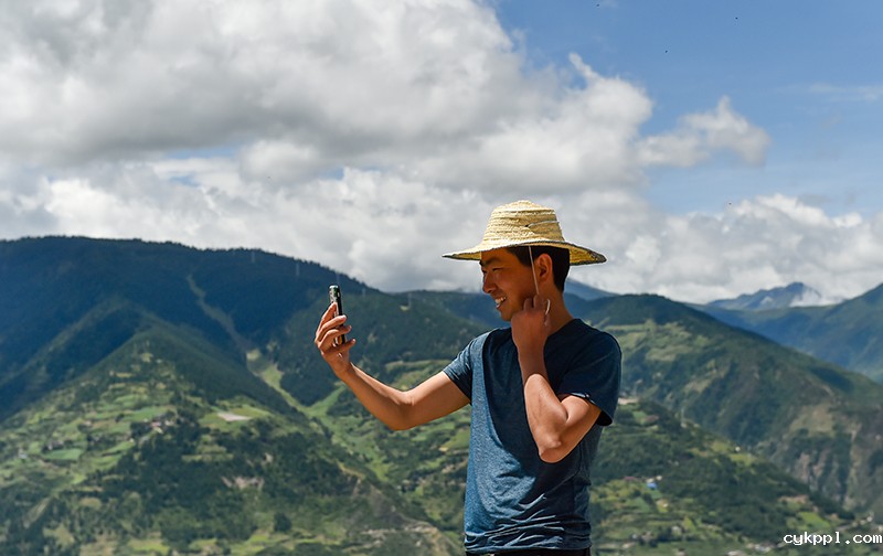 在云端的“网红”扶贫书记