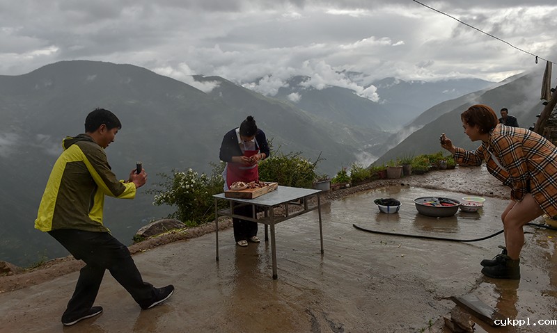 在云端的“网红”扶贫书记