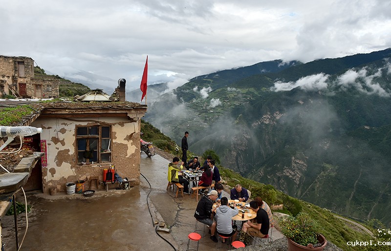 在云端的“网红”扶贫书记