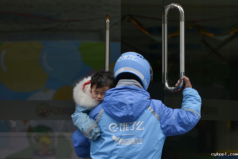 抱着女儿送外卖 命运因爱被改写